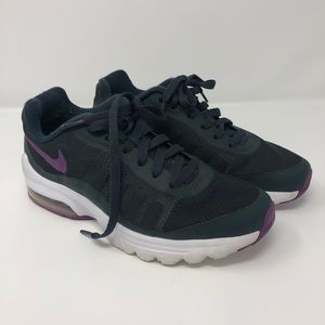 Women’s Nike Air Max Invigor SIZE: 6.5